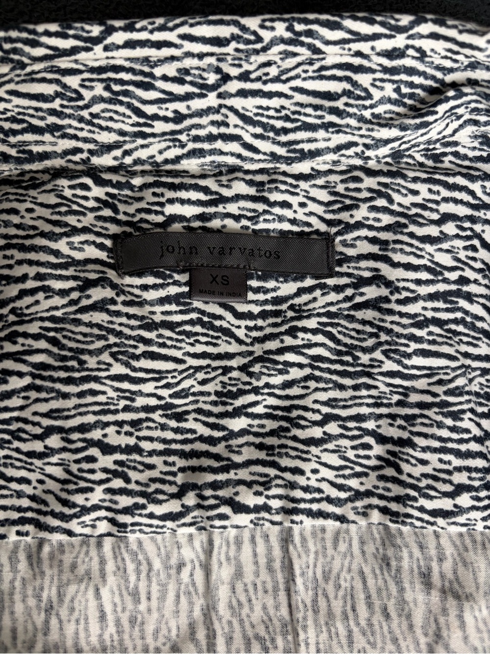 John Varvatos Black & White Short-Sleeve Button-Down Shirt - Picture 3 of 6